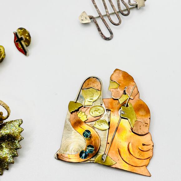 Lot of 8 Vintage Christmas and Christian Gold Jewelry Pieces - Picture 5 of 9